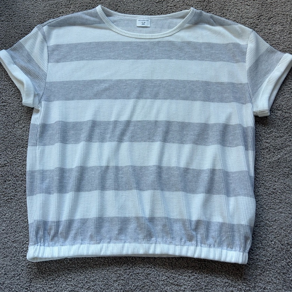 NWOT Abercrombie & Fitch Kids Gray and White Striped Tee - Size 17/18